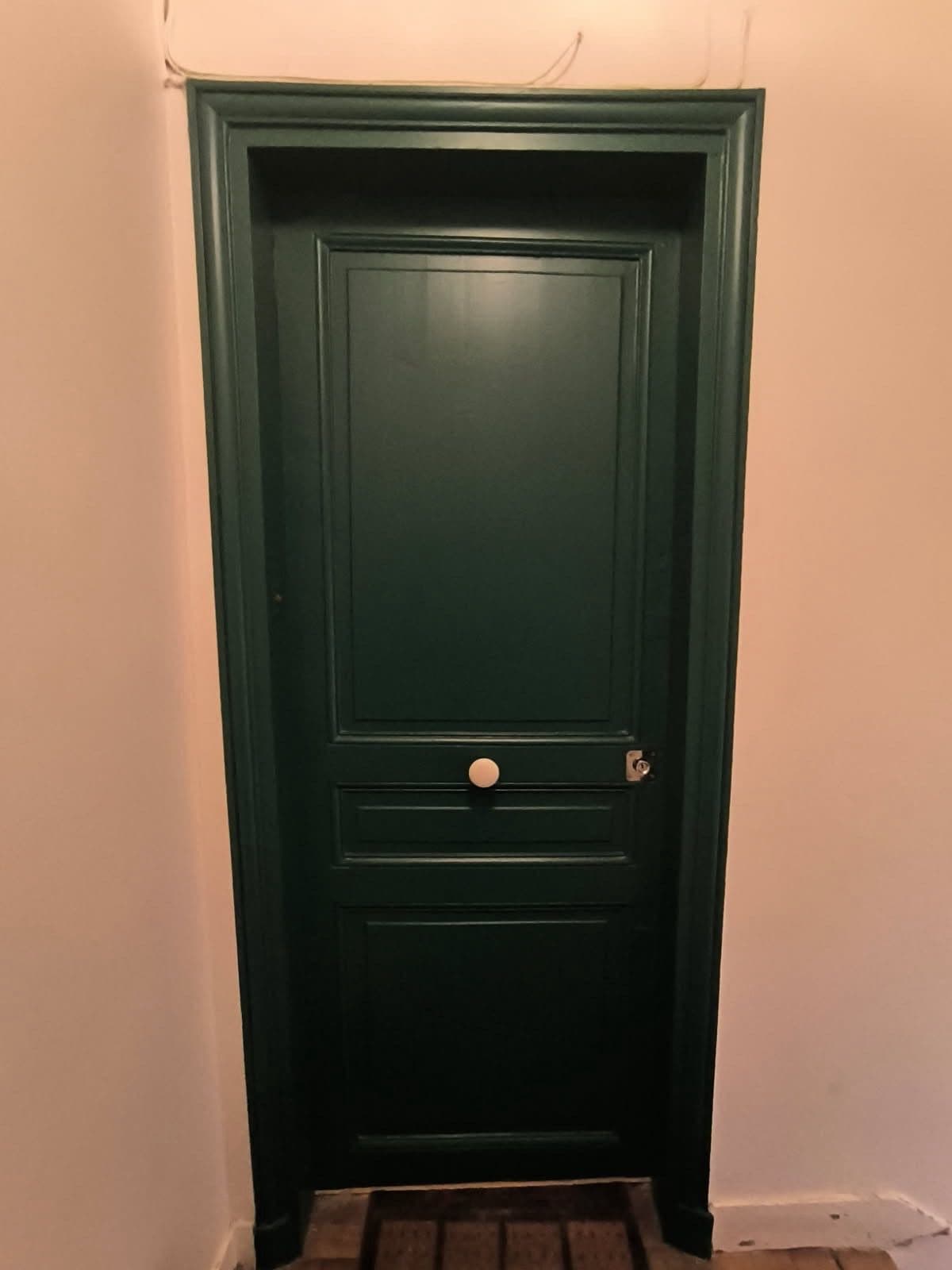 Porte intérieure laquée en vert anglais avec encadrement assorti