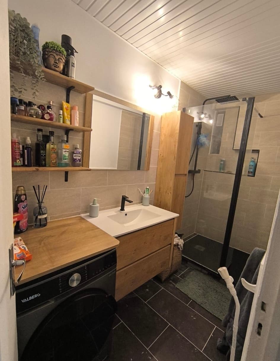 Salle de bain rénovée avec vasque bois et douche italienne
